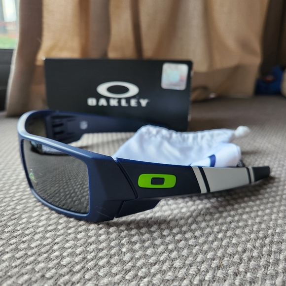 Oakley Seattle Seahawks Sunglasses - Picture 3 of 6